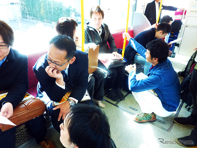 都電貸切電車のなかでは、電車の待ち時間の有効活用についてアイデアをみんなで出し合った（D2Cグループのツイストラボが実施した「都電貸切アイデア発想ワークショップ」（3月5日、早稲田大学、早稲田～荒川車庫前））
