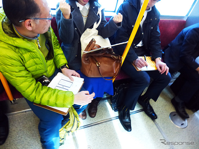 都電貸切電車のなかでは、電車の待ち時間の有効活用についてアイデアをみんなで出し合った（D2Cグループのツイストラボが実施した「都電貸切アイデア発想ワークショップ」（3月5日、早稲田大学、早稲田～荒川車庫前））