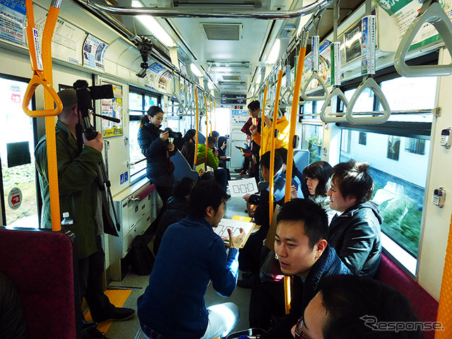 都電貸切電車のなかでは、電車の待ち時間の有効活用についてアイデアをみんなで出し合った(D2Cグループのツイストラボが実施した「都電貸切アイデア発想ワークショップ」(3月5日、早稲田大学、早稲田~荒川車庫前))