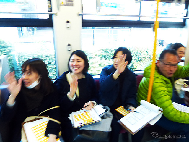 都電貸切電車のなかでは、電車の待ち時間の有効活用についてアイデアをみんなで出し合った(D2Cグループのツイストラボが実施した「都電貸切アイデア発想ワークショップ」(3月5日、早稲田大学、早稲田~荒川車庫前))