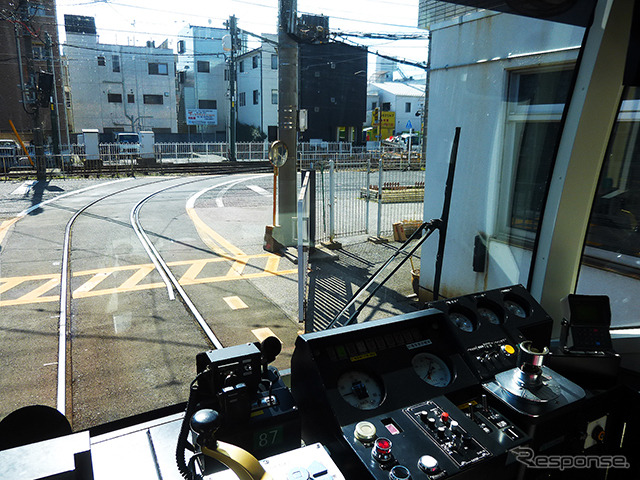 荒川車庫に入庫する都電8800形貸切電車(D2Cグループのツイストラボが実施した「都電貸切アイデア発想ワークショップ」(3月5日、早稲田大学、早稲田~荒川車庫前))