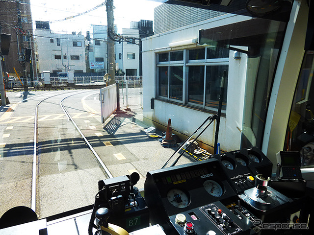 荒川車庫に入庫する都電8800形貸切電車(D2Cグループのツイストラボが実施した「都電貸切アイデア発想ワークショップ」(3月5日、早稲田大学、早稲田~荒川車庫前))
