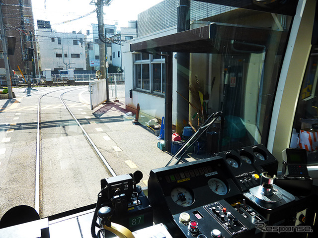 荒川車庫に入庫する都電8800形貸切電車(D2Cグループのツイストラボが実施した「都電貸切アイデア発想ワークショップ」(3月5日、早稲田大学、早稲田~荒川車庫前))