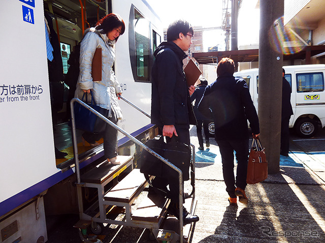 荒川車庫に停車する都電8800形貸切電車(D2Cグループのツイストラボが実施した「都電貸切アイデア発想ワークショップ」(3月5日、早稲田大学、早稲田~荒川車庫前))