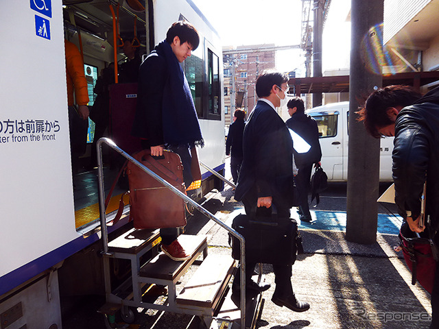 荒川車庫に停車する都電8800形貸切電車(D2Cグループのツイストラボが実施した「都電貸切アイデア発想ワークショップ」(3月5日、早稲田大学、早稲田~荒川車庫前))