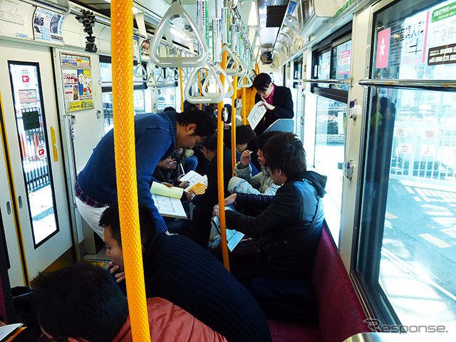 都電貸切電車のなかでは、電車の待ち時間の有効活用についてアイデアをみんなで出し合った（D2Cグループのツイストラボが実施した「都電貸切アイデア発想ワークショップ」（3月5日、早稲田大学、早稲田～荒川車庫前））