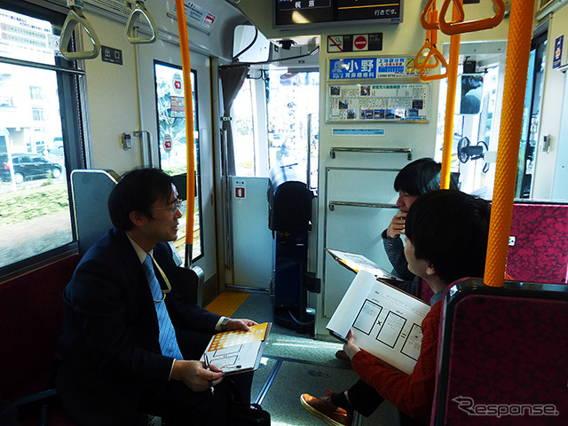 都電貸切電車のなかでは、電車の待ち時間の有効活用についてアイデアをみんなで出し合った(D2Cグループのツイストラボが実施した「都電貸切アイデア発想ワークショップ」(3月5日、早稲田大学、早稲田~荒川車庫前))