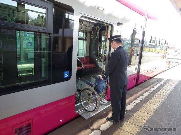 車両床面とホームとの段差はほとんどなく、バリアフリーに対応している。