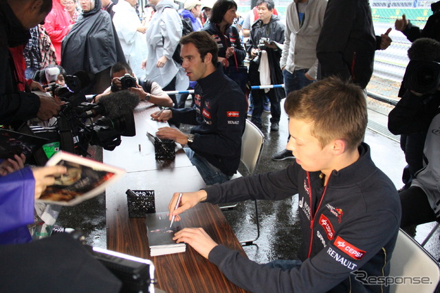 2014F1日本GP(木)ファンイベント:サイン会の様子