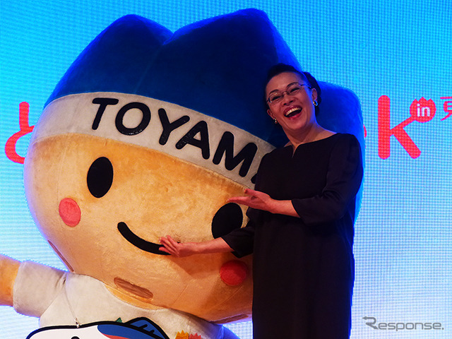 富山県の食、伝統文化、自然などを発信する「とやま Week in 東京2015」(東京丸の内JPタワー「KITTE」3月2日~3月8日)。6日には富山県出身の柴田理恵がトークショーを行い、「ぜひ新幹線で富山に」などとアピールした