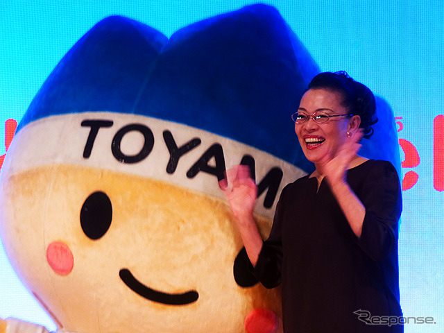 富山県の食、伝統文化、自然などを発信する「とやま Week in 東京2015」(東京丸の内JPタワー「KITTE」3月2日~3月8日)。6日には富山県出身の柴田理恵がトークショーを行い、「ぜひ新幹線で富山に」などとアピールした