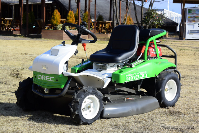 ホンダ製汎用エンジンを搭載した芝刈り機(オーレック製)