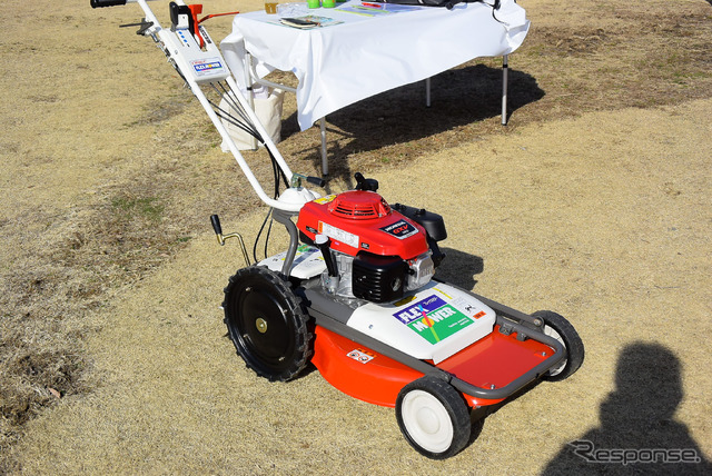 ホンダ製汎用エンジンを搭載した芝刈り機(オーレック製)