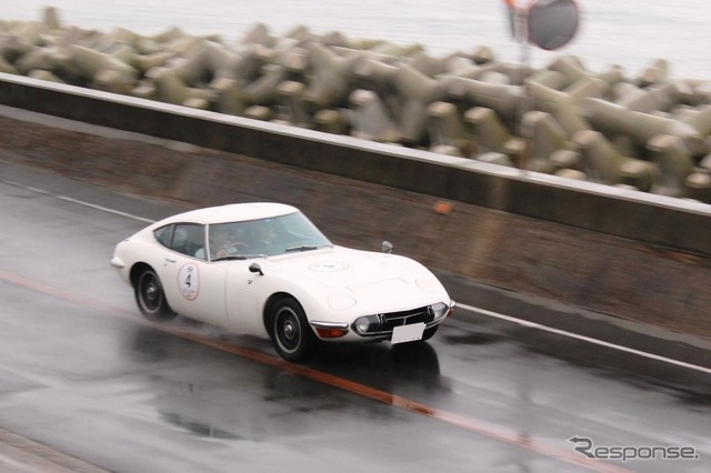 淡路島の海岸線を走るトヨタ 2000GT
