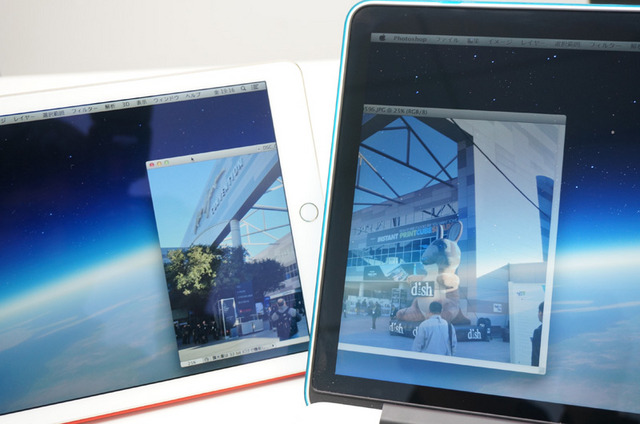 画面の左右半分ずつを2台のモニターを使って表示。MacBook(右画面)からiPad(左画面)へPhotoshopのウィンドウを動かしてみた