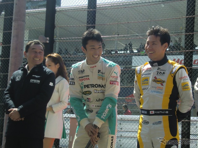 左から中嶋悟さん(ナカジマレーシング監督)、中嶋一貴、小林可夢偉。