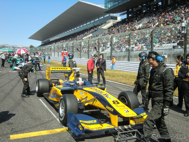 #8 可夢偉は3番グリッドスタートからデモレースに参加。