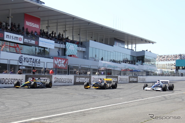 レジェンドマシン3台のデモ走行