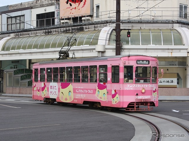 万葉線は3月14日にダイヤ改正を実施。早朝の一部の電車で運行時刻を変更する。写真は高岡駅停留場に向かう万葉線の電車。