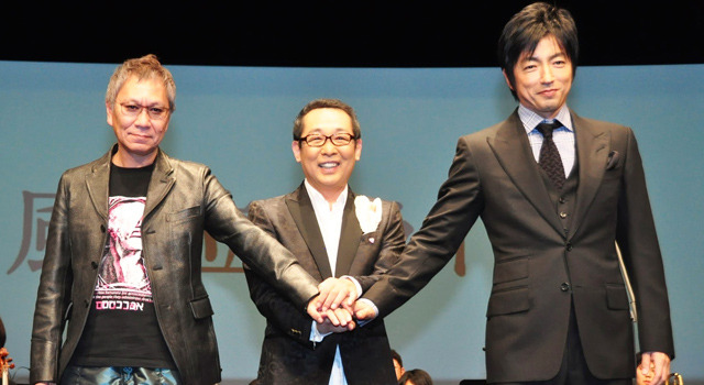 右から、大沢たかお&さだまさし(原作者)&三池崇史(監督)/『風に立つライオン』完成披露試写会