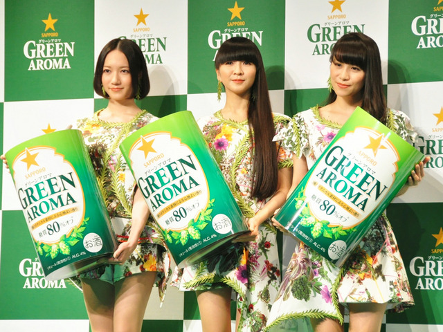 “森の妖精”風の衣装に照れる「Perfume」の3人/大本綾乃(のっち)&樫野有香(かしゆか)&西脇綾香(あ~ちゃん)