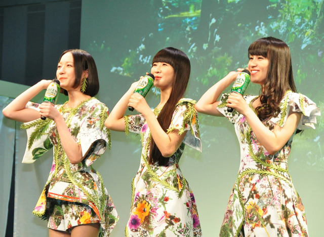 “森の妖精”風の衣装に照れる「Perfume」の3人/大本綾乃(のっち)&樫野有香(かしゆか)&西脇綾香(あ~ちゃん)
