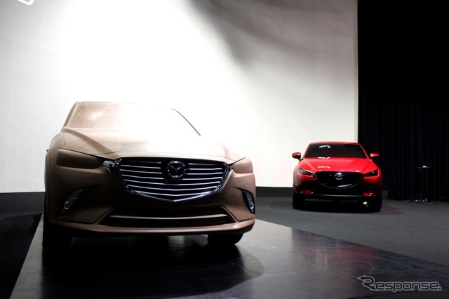 マツダ CX-3のクレイモデル(左)とデザイン説明モデル(右)