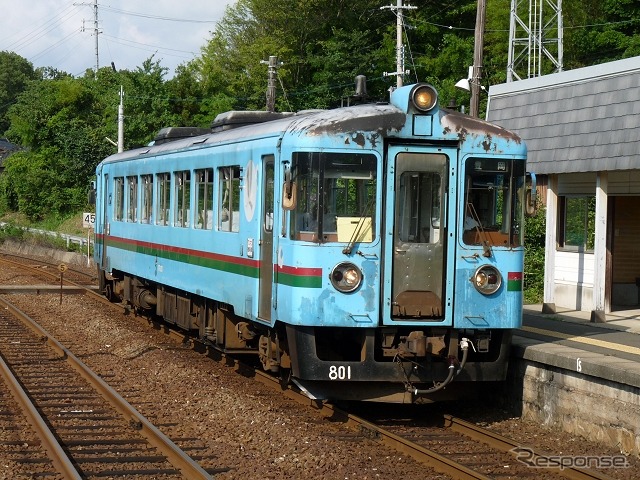京都丹後鉄道は当分の間、3月31日以前のダイヤや運賃をそのまま引き継ぐ。写真はKTRの普通列車。