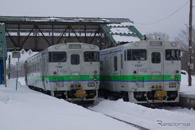 落合駅で交換した滝川行き普通列車の2432D（左）。