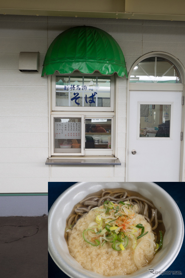 新得駅のホームで買った容器入りの「新得そば」。天ぷらそばは400円也。