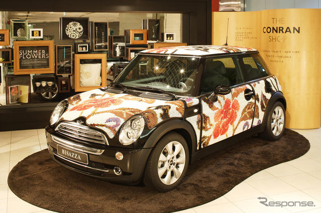 ザ・コンランショップにモザイクタイルを身につけた MINI