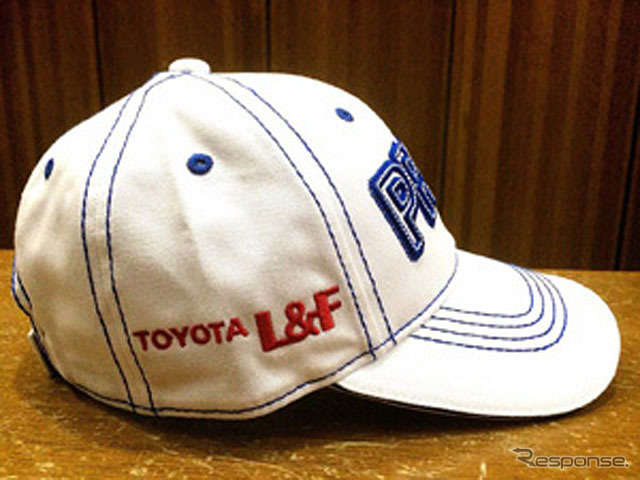 「TOYOTA L＆F」のロゴ入りキャップ