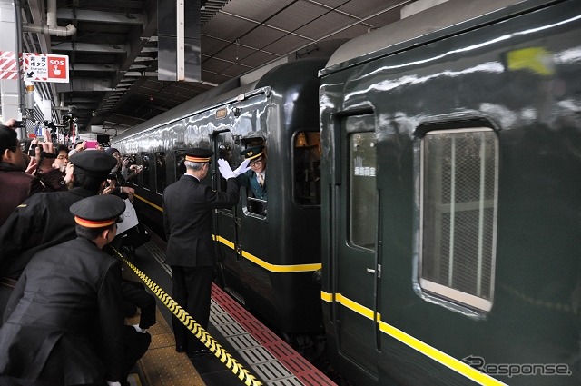 『トワイライトエクスプレス』は札幌に向け出発した。(JR西日本提供)