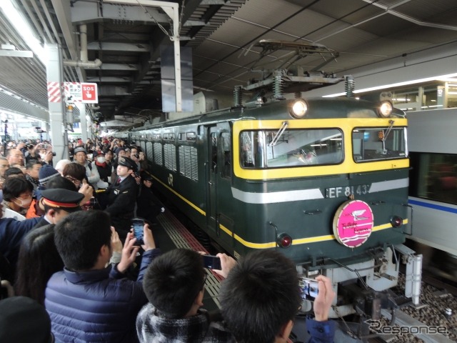 発車を待つ『トワイライトエクスプレス』。（JR西日本提供）
