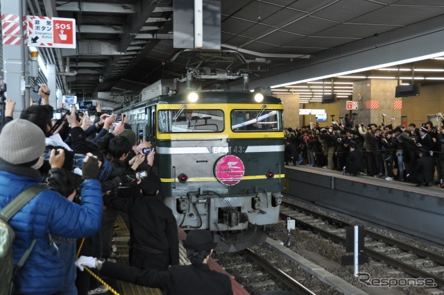 札幌行き最終『トワイライトエクスプレス』が大阪駅に入線。大勢の鉄道マニアが出迎えた。（JR西日本提供）