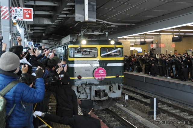 札幌行き最終『トワイライトエクスプレス』が大阪駅に入線。大勢の鉄道マニアが出迎えた。(JR西日本提供)