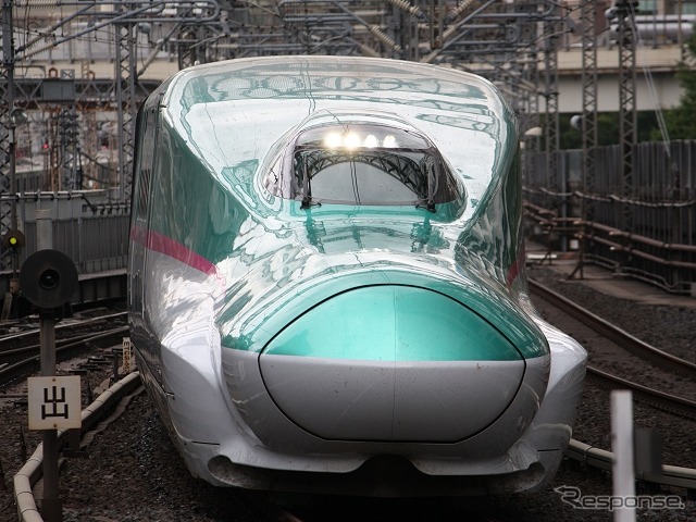 東京駅に入線するE5系。東北新幹線の百円玉にデザインされる。