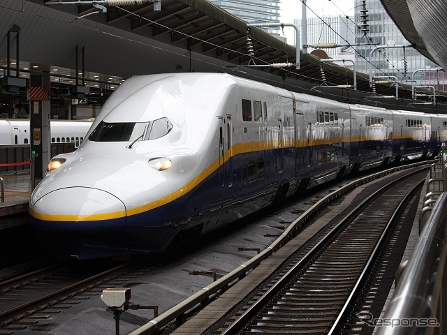 上越新幹線の百円玉は、2階建て車両のE4系がデザインされる。