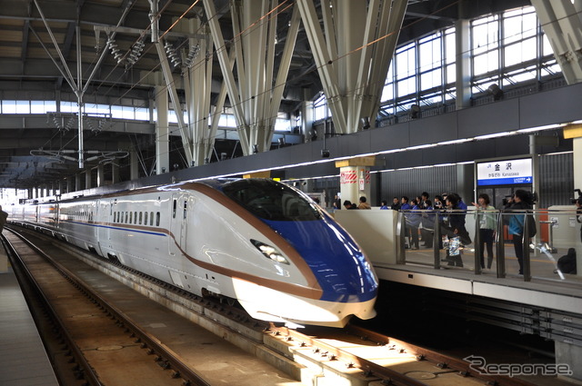 北陸新幹線の百円玉はE7系・W7系をデザインする。写真は金沢駅に入線するW7系。