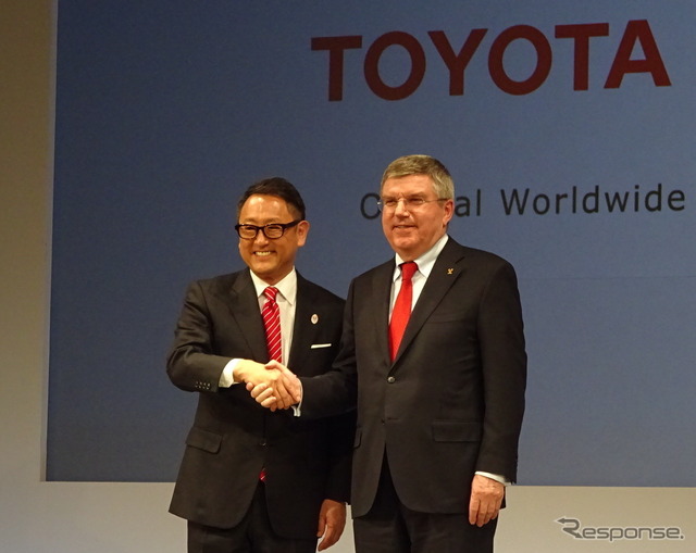 トヨタ自動車の豊田章男社長（左）とIOCのトーマス・バッハ会長（右）