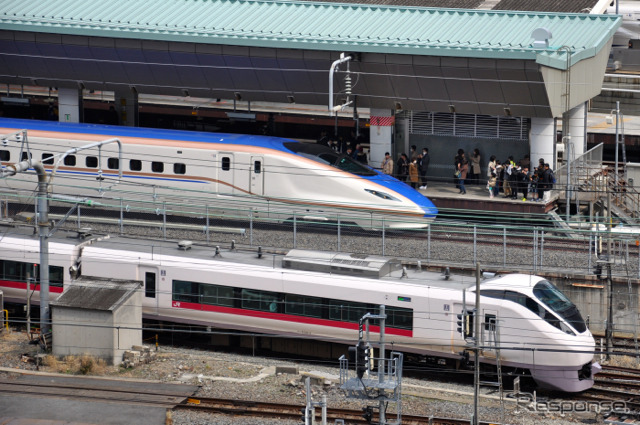 3月14日のダイヤ改正当日、東京駅で顔を合わせた北陸新幹線『はくたか』と常磐線特急