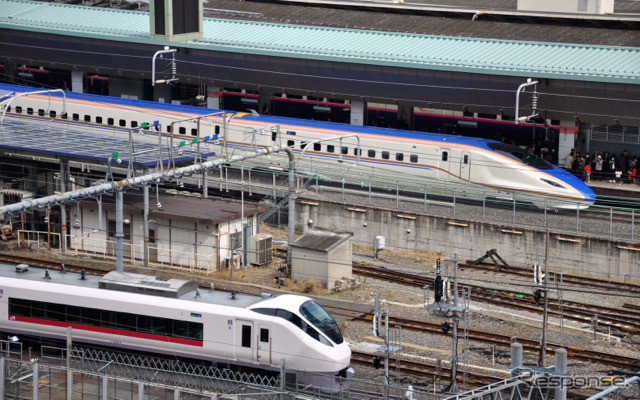 北陸新幹線の長野～金沢間が3月14日に延伸開業し、東京～金沢間を結ぶ列車の運転が始まった。写真は同日開業した「上野東京ライン」を走る常磐線特急（手前）と東京駅で顔を合わせた『はくたか』（奥）