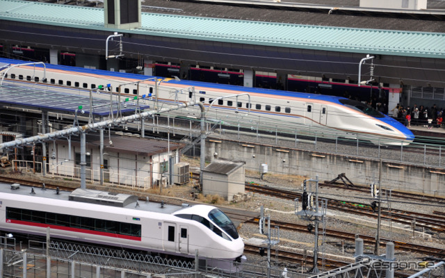 北陸新幹線の長野~金沢間が3月14日に延伸開業し、東京~金沢間を結ぶ列車の運転が始まった。写真は同日開業した「上野東京ライン」を走る常磐線特急(手前)と東京駅で顔を合わせた『はくたか』(奥)