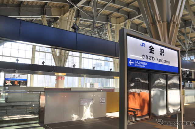 北陸新幹線の長野~金沢間が3月14日に延伸開業し、東京~金沢間を結ぶ列車の運転が始まった。写真は金沢駅の様子(試運転期間に撮影)