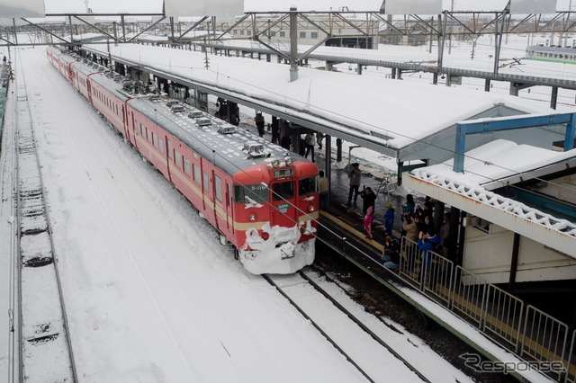 144Mの編成は、クハ711形が3扉化されたS-116編成(手前の3両)とS-111編成による6両だった。