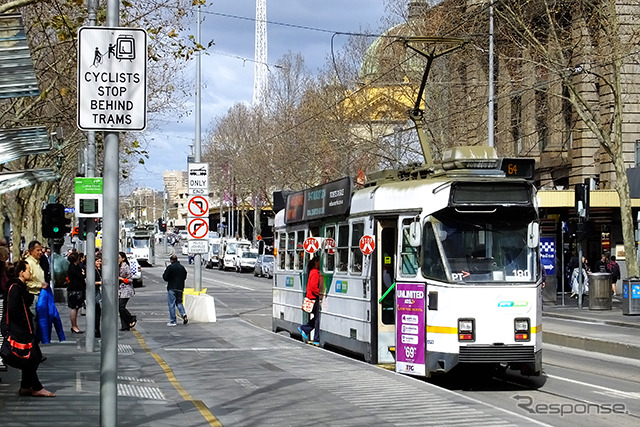サーキットを囲むように路面電車(トラム、Yarra Trams)が走っていて、どの停留所から乗っても中心街(フリンダースストリート駅周辺)に10分ほどでアクセスできる