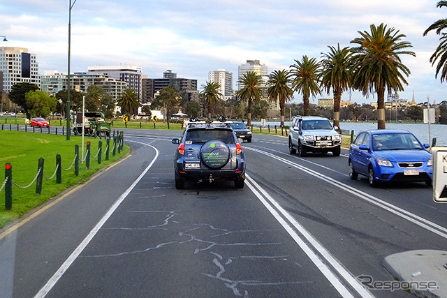 メルボルンの公道サーキット(Albert Park Grand Prix Circuit)となる道を走る
