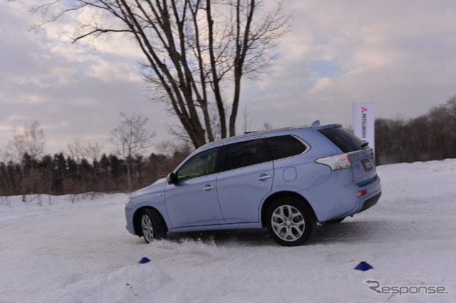 三菱 アウトランダーPHEV（三菱 4WDモデル 雪上試乗会）