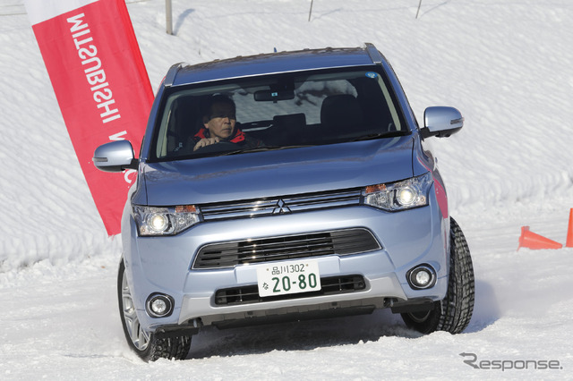 三菱 アウトランダーPHEV(三菱 4WDモデル 雪上試乗会)