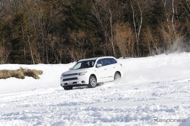 三菱 アウトランダーPHEV(三菱 4WDモデル 雪上試乗会)